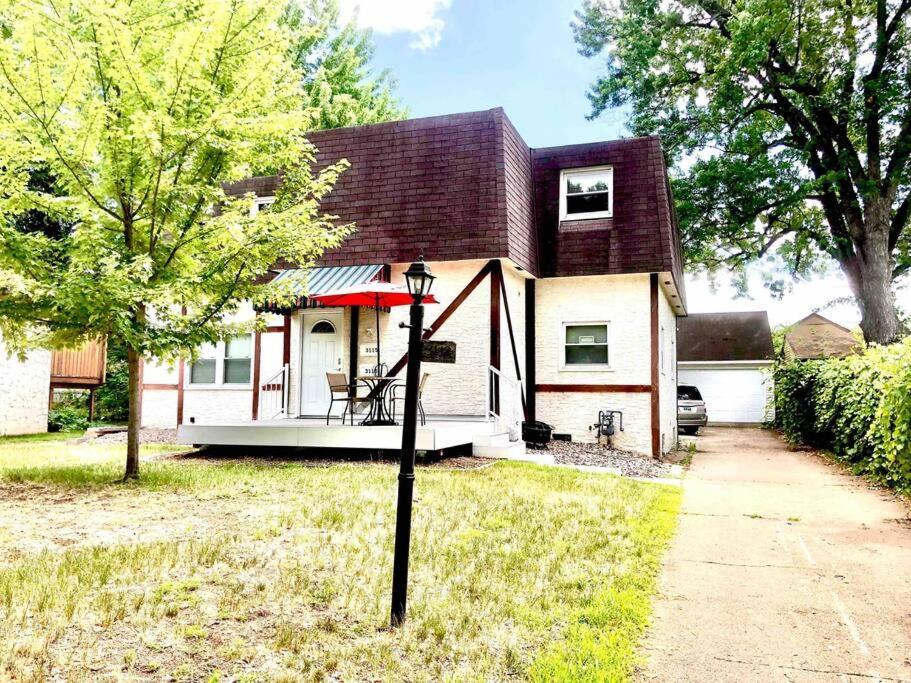 Two Bedroom Gem By Lake Nokomis ミネアポリス エクステリア 写真