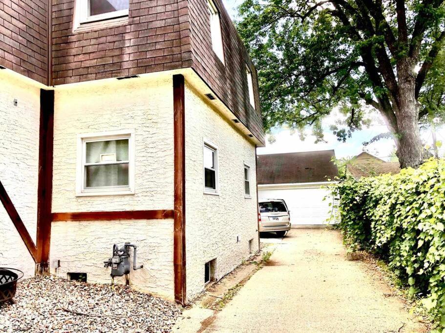 Two Bedroom Gem By Lake Nokomis ミネアポリス エクステリア 写真